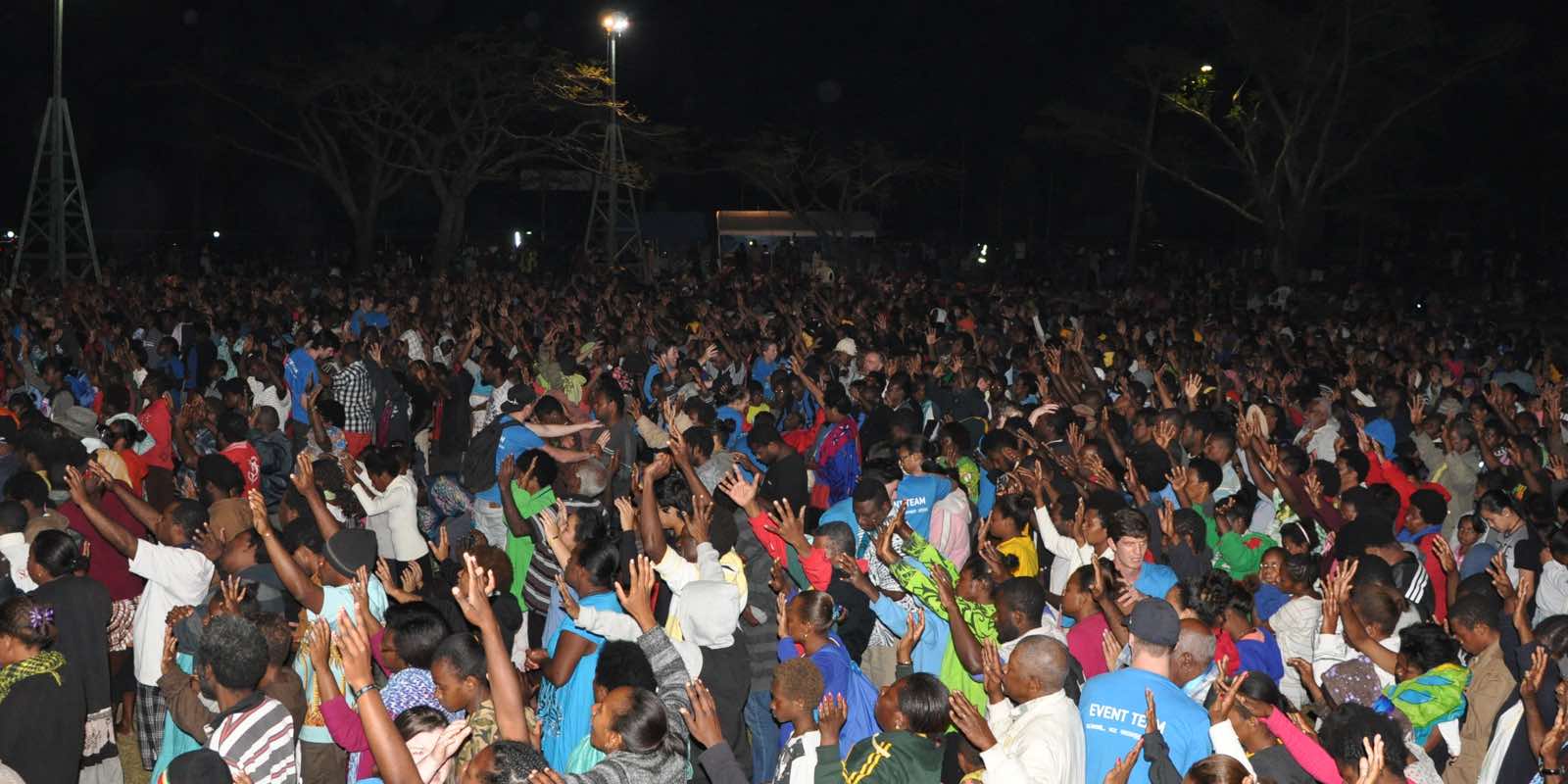 Vanuatu_crowd_worship_meeting